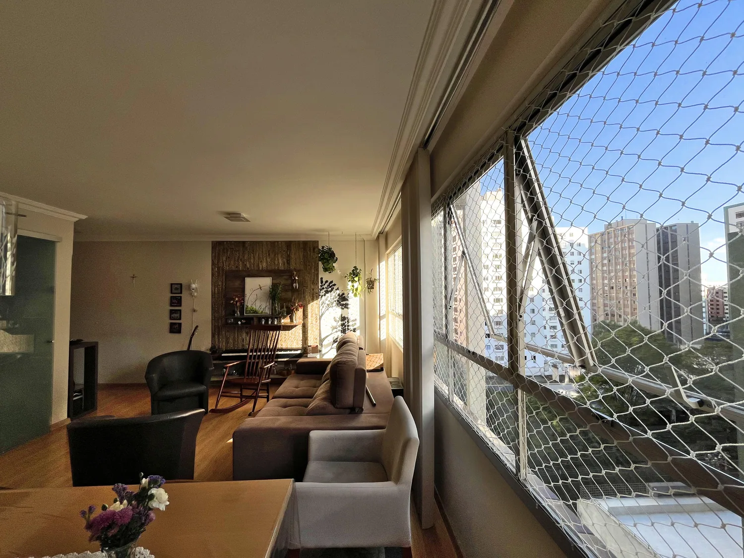 Sala com sacada, foto original do anúncio