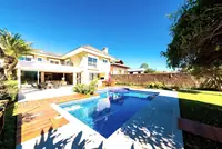 Casa vista do jardim