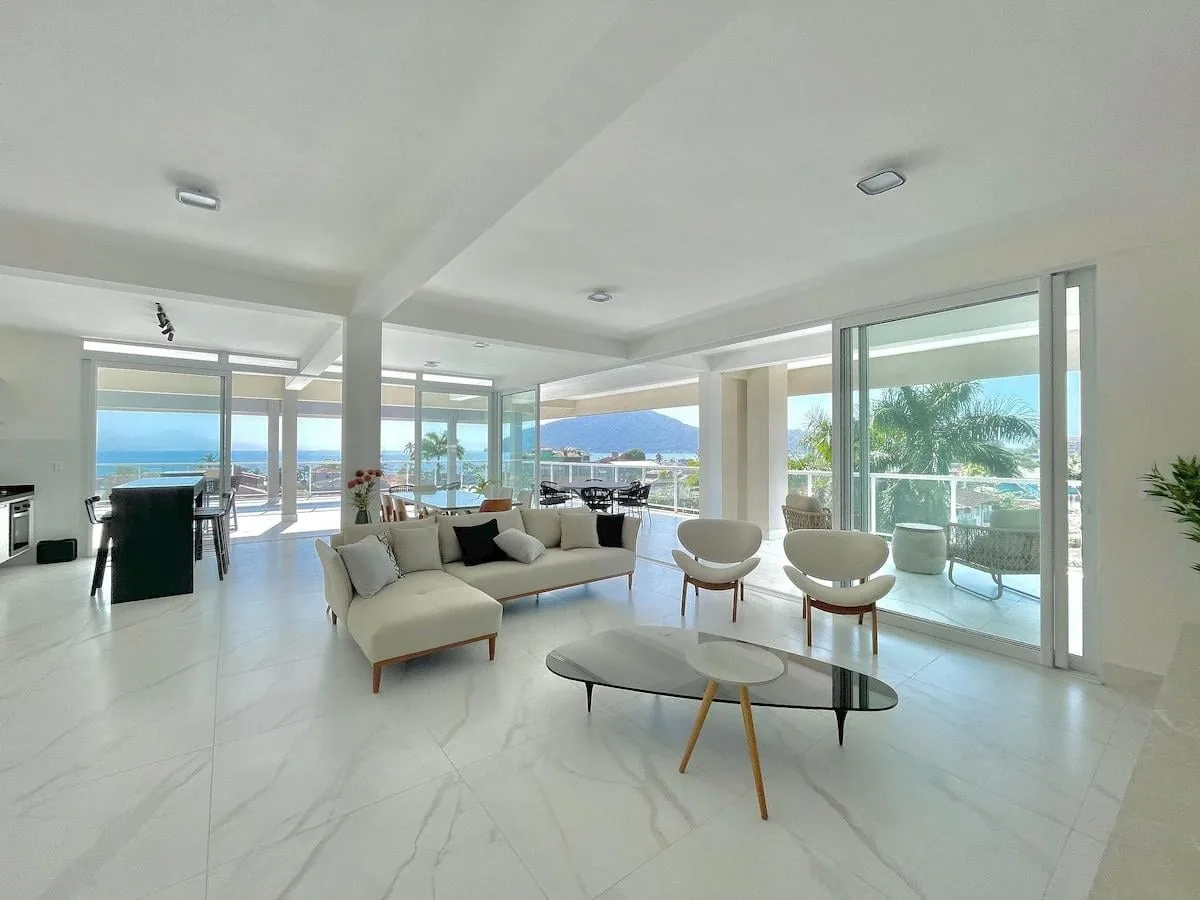 Sala com vista mar, foto original do anúncio