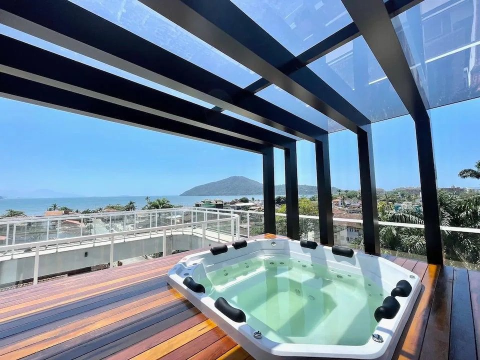 Solário com jacuzzi, foto original do anúncio